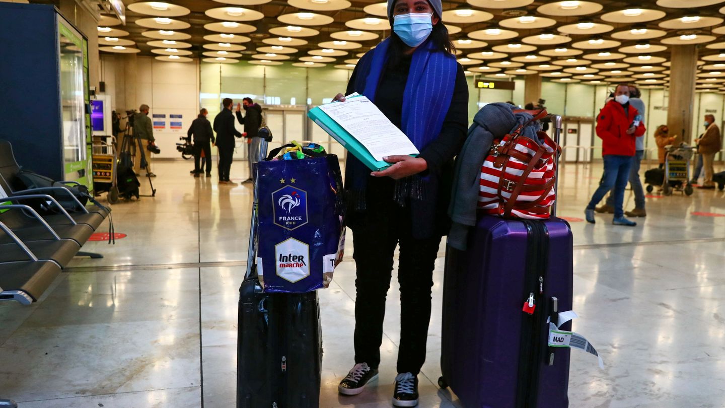 Una viajera muestra su PCR negativa en el aeropuerto de Madrid. (EFE)