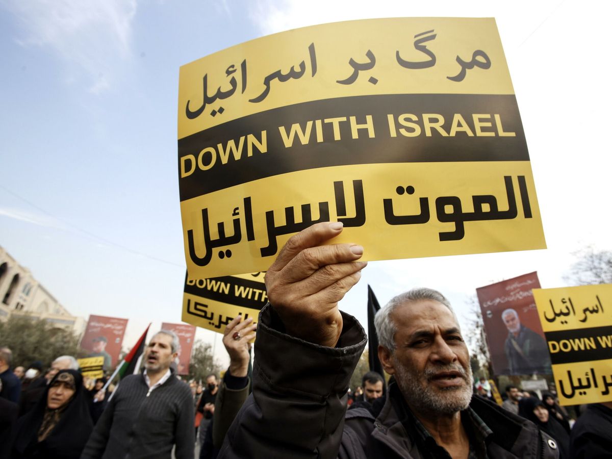 Foto: Un hombre iraní sostiene una pancarta durante una protesta para condenar las recientes explosiones mortales. (EFE/Abedin Taherkenareh)