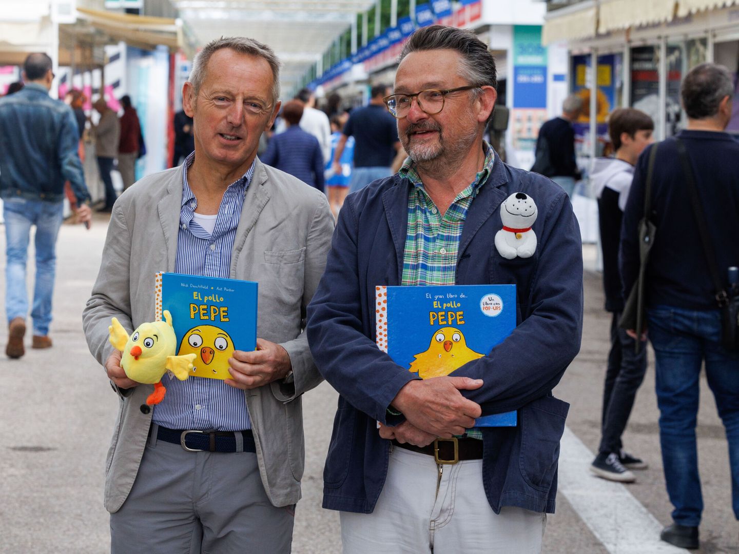 Los creadores del personaje infantil 'El pollo Pepe', Nick Denchfield y Ant Parker, en la Feria del Libro de Madrid 2023 (EFE/Sergio Pérez)
