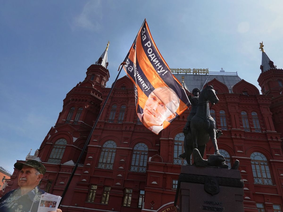 Foto: Una bandera de Vladímir Putin, en Moscú, el 25 de junio. (EFE/Maxim Shipenkov)