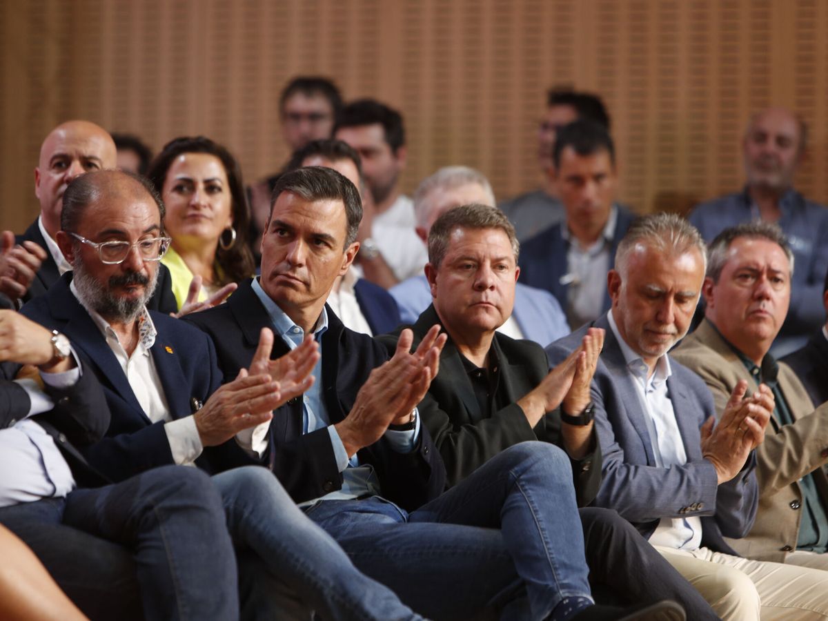Foto: El presidente del Gobierno, Pedro Sánchez, acompañado de varios presidentes autonómicos en una la reunión del Consejo Político Federal del PSOE. (EFE/Javier Belver)