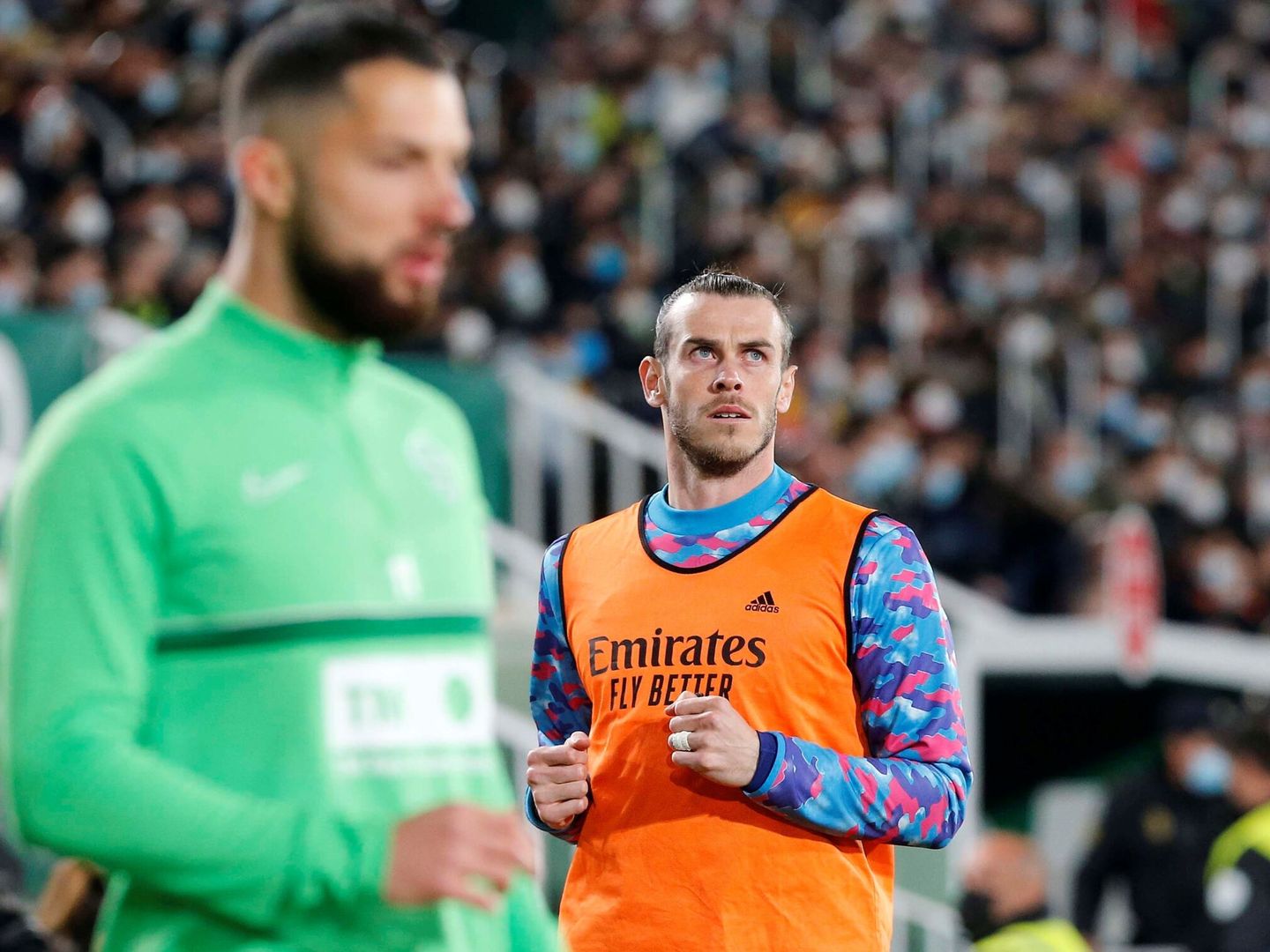 Bale, en el calentamiento durante el partido de Copa en Elche. (EFE/Raúl Lizón)