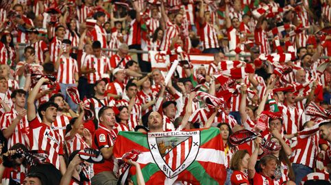 Los aficionados del Athletic Club pitan el himno de España en la final de la Copa del Rey