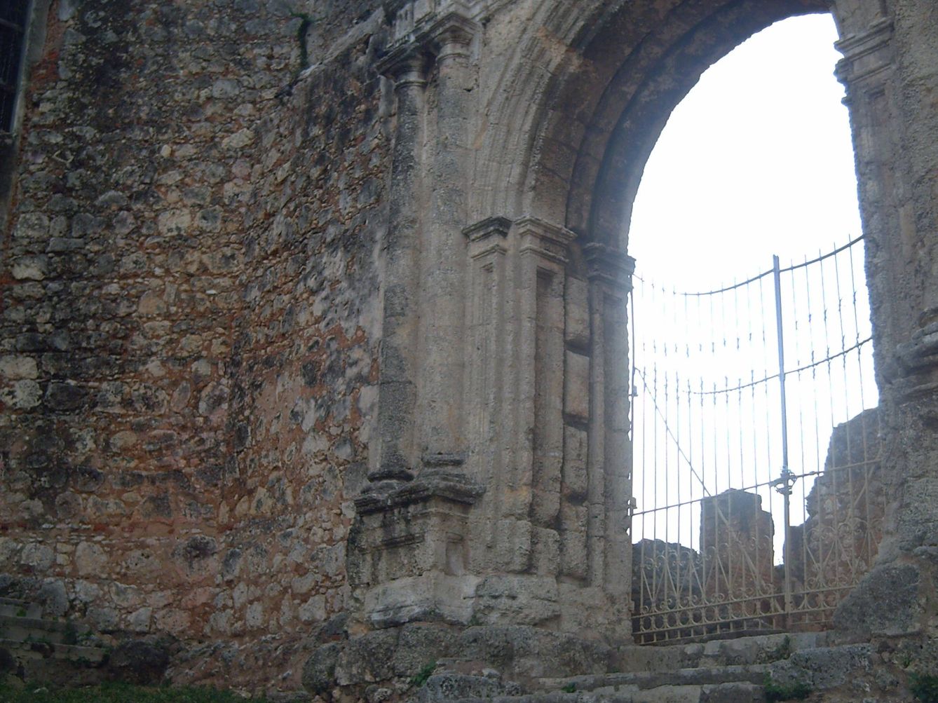 Ruinas del Monasterio de San Francisco, donde presumiblemente fue enterrado Ojeda. (CC)