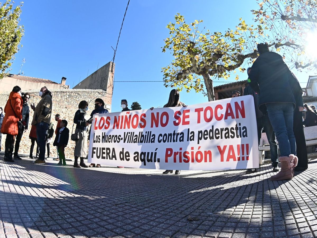 Foto: Vecinos de Valdeavero se concentran en contra de la pederastia. (EFE/Fernando Villar)