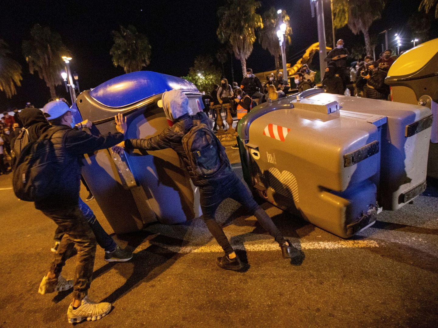Imagen de los disturbios en Barcelona durante las concentraciones convocadas por los CDR, en el aniversario del 14-O. (EFE)