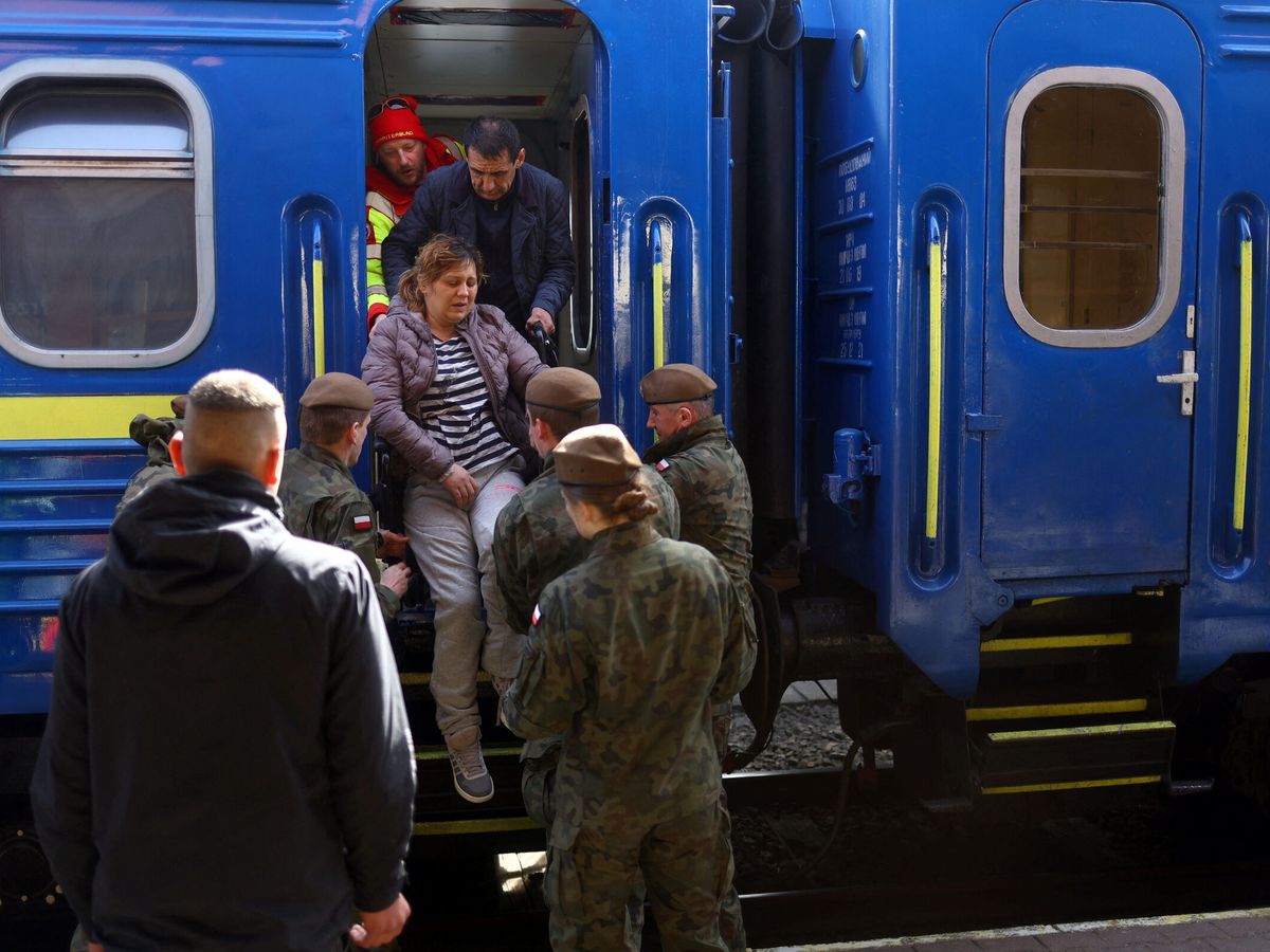 Foto: Refugiados ucranianos llegan a Polonia. (Reuters/Hannah McKay)
