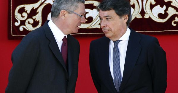 Foto: Los ex presidentes de la Comunidad de Madrid Ignacio González y Alberto Ruiz-Gallardón. (EFE)