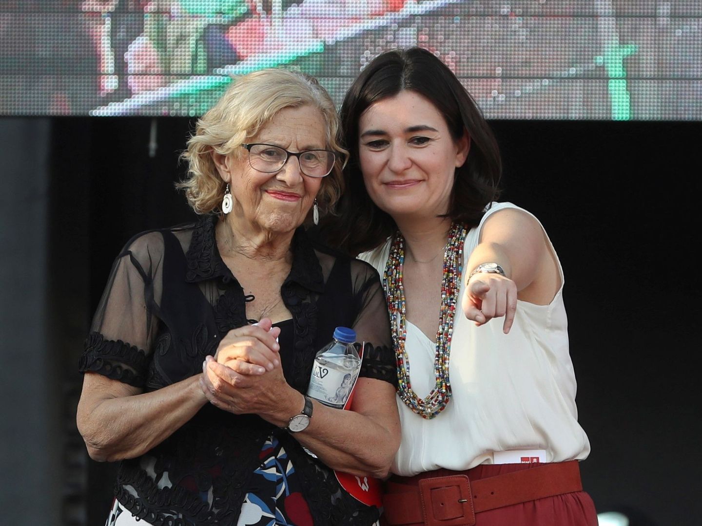 La alcaldesa de Madrid, Manuela Carmena (i), junto a la ministra de Sanidad, Carmen Montón. (EFE)