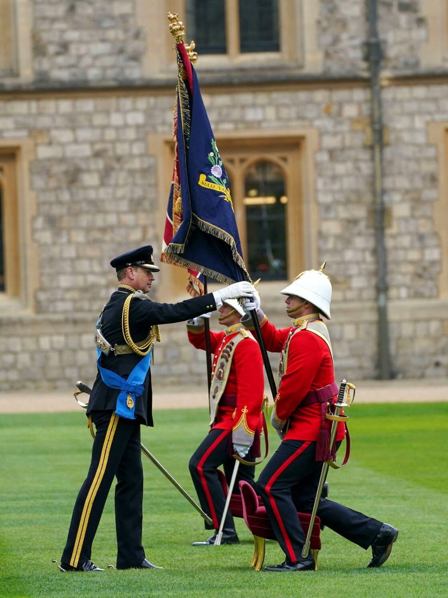 El conde de Wessex presentó los nuevos colores del Real Regimiento de Gibraltar el pasado 31 de marzo en Windsor. (Reuters/Parsons)