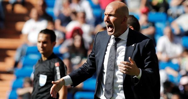 Foto: Zidane, a gritos, durante el partido entre el Real Madrid y el Villarreal en el Bernabéu. (Efe)