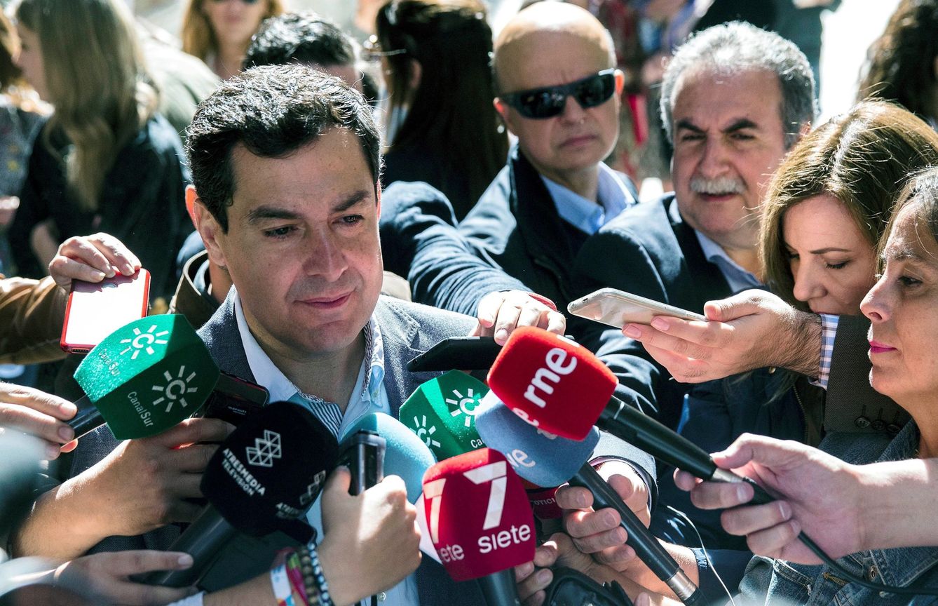 Juanma Moreno, tras votar en Málaga. (EFE)