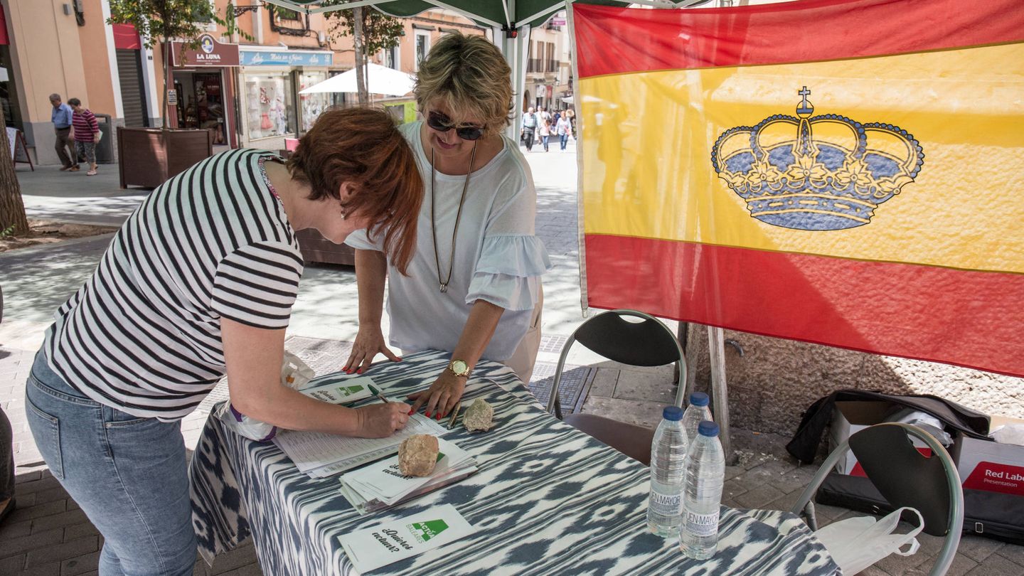 Una mujer firma la petición de Actúa Baleares por la libre elección de lengua en las escuelas. (D. B.)