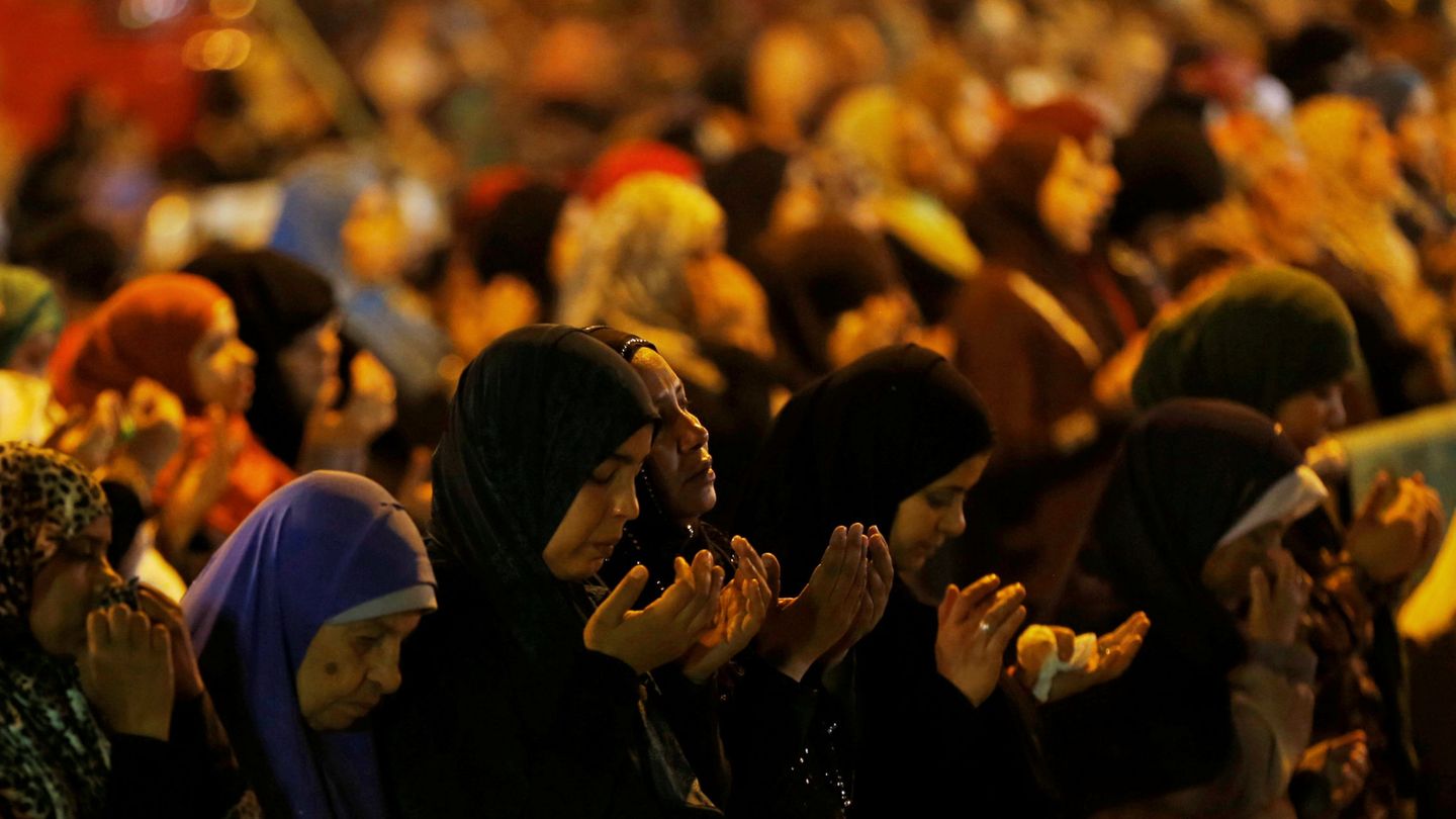Mujeres egipcias en la mezquita de Amr Ibn El-Aas durante el ramadán, El Cairo. (Reuters)