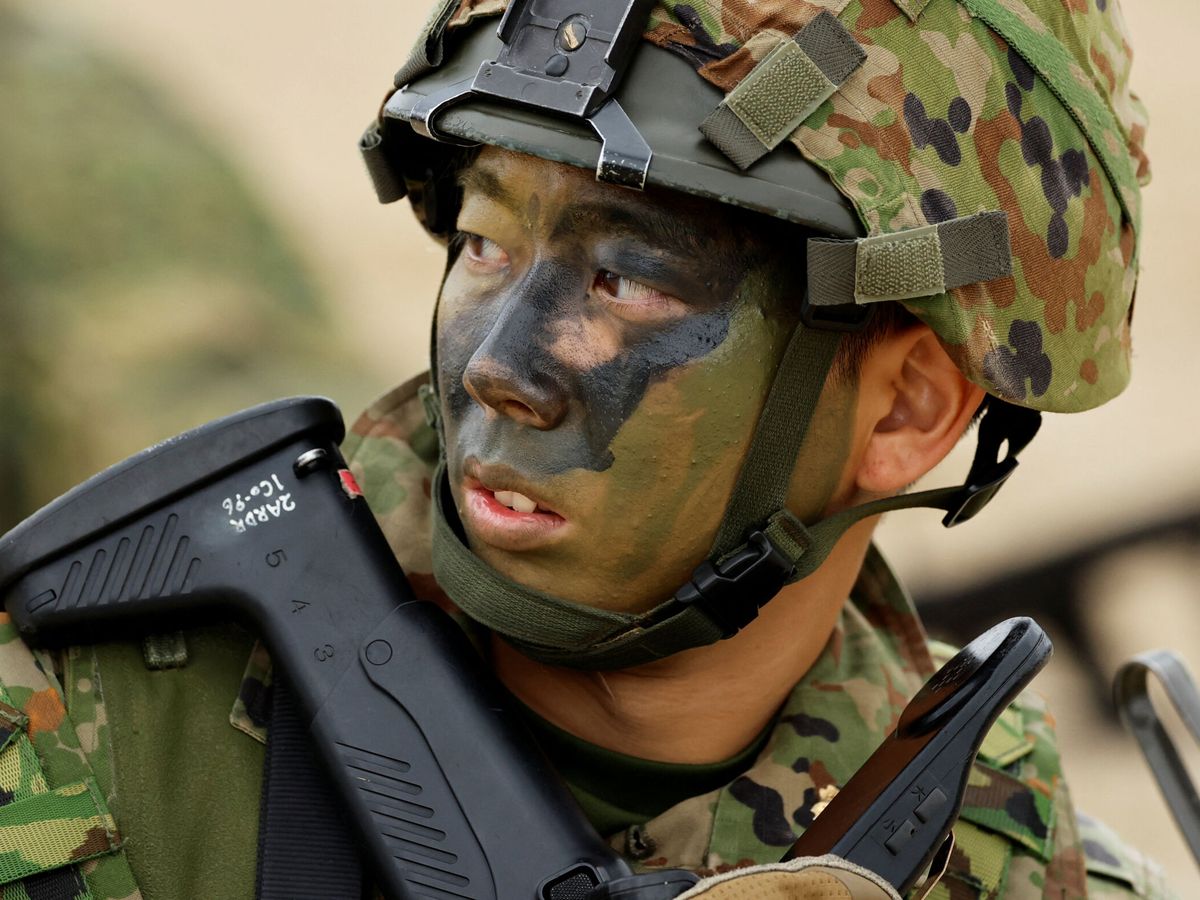 Foto: Soldiers of japanese ground self-defense force's ardb hold marine landing drill at tokunoshima island