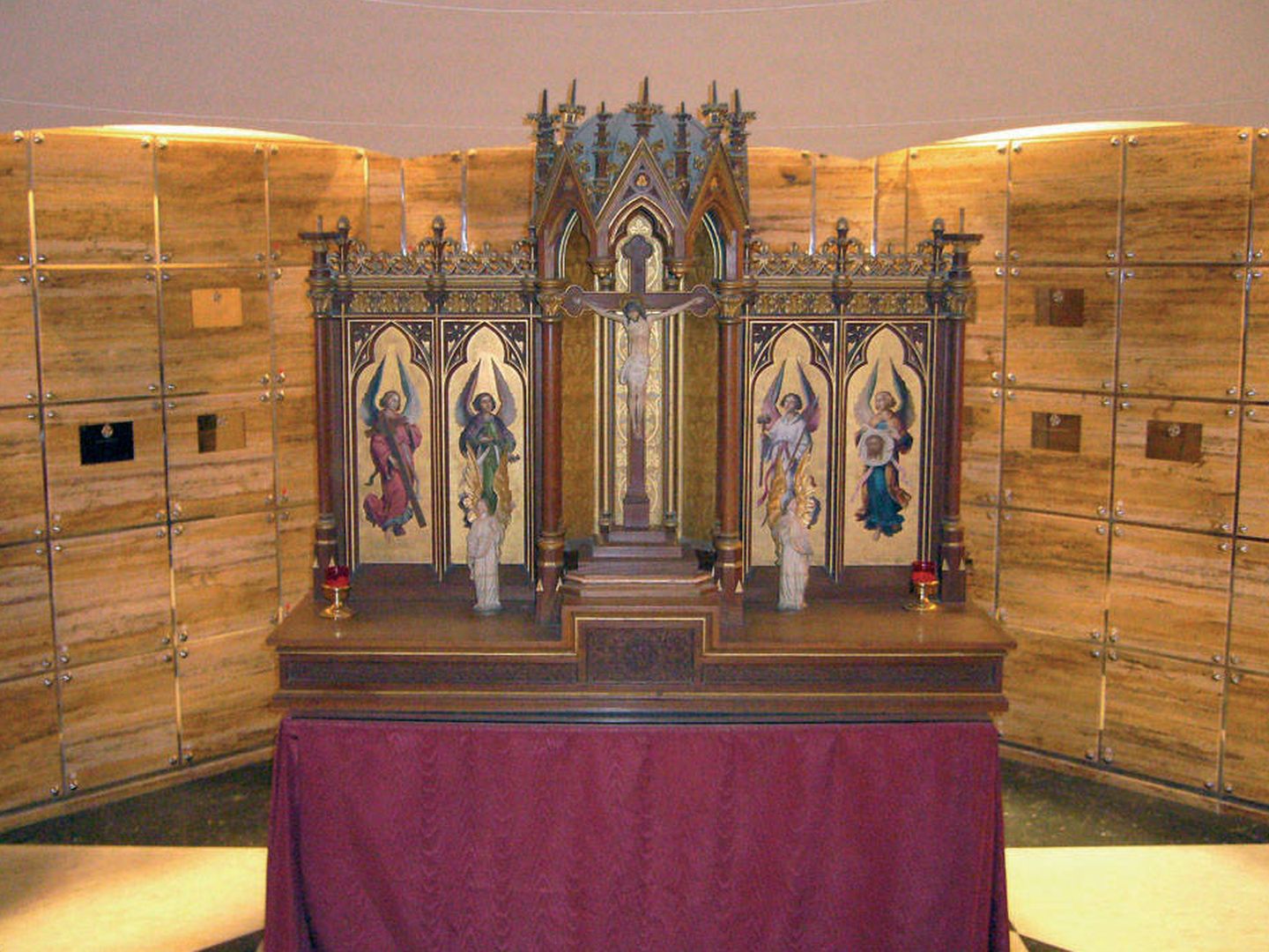 Cripta de los columbarios de la Congregación de Mena. (www.cofradiamena.es)