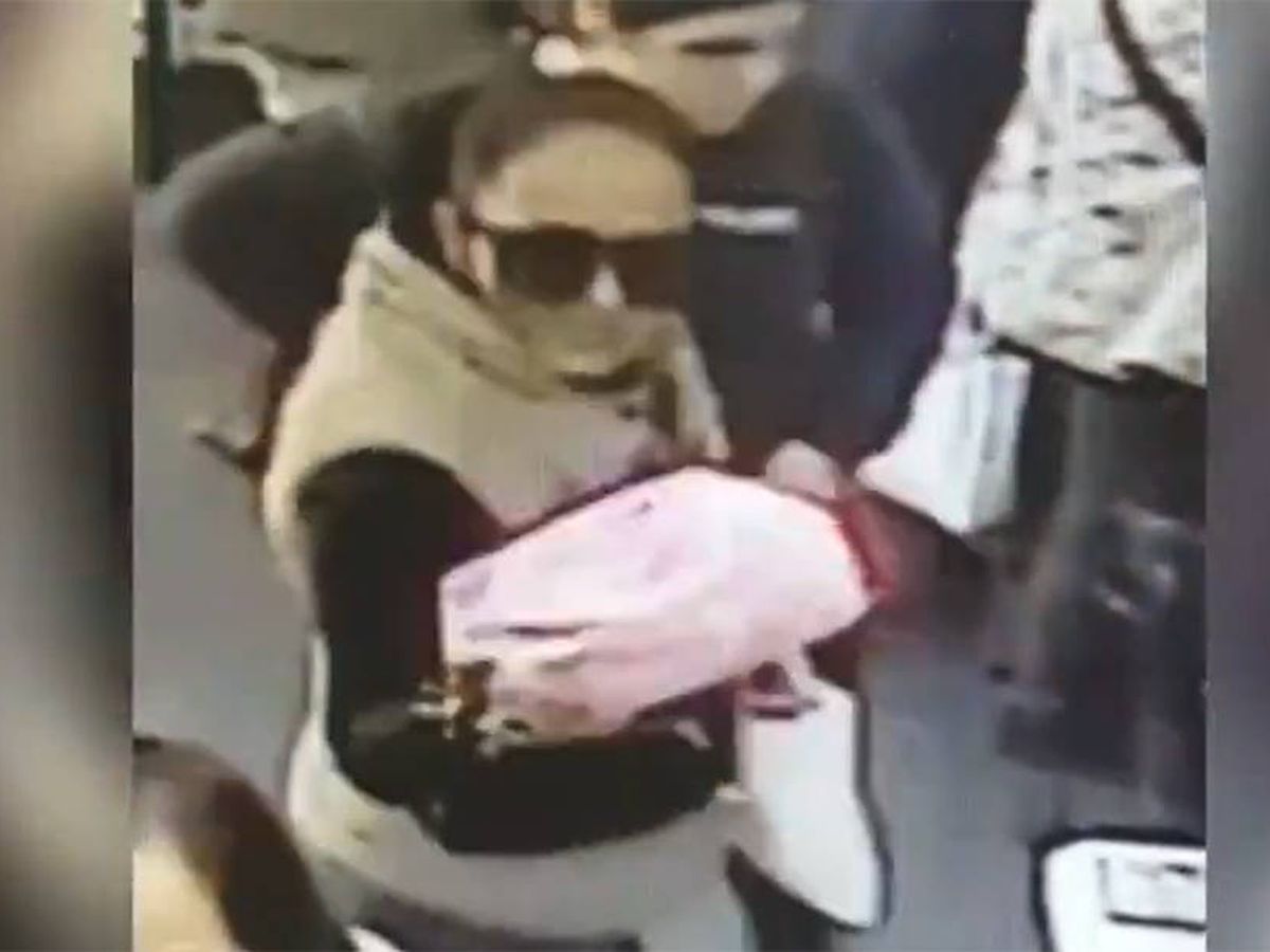Foto: La mujer de las gafas de sol robó el dinero y la joven de las cejas pobladas lo escondió (Foto: Twitter)