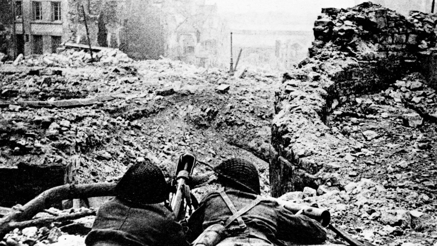Soldados en Caen, en julio de 1944. (Cordon Press)