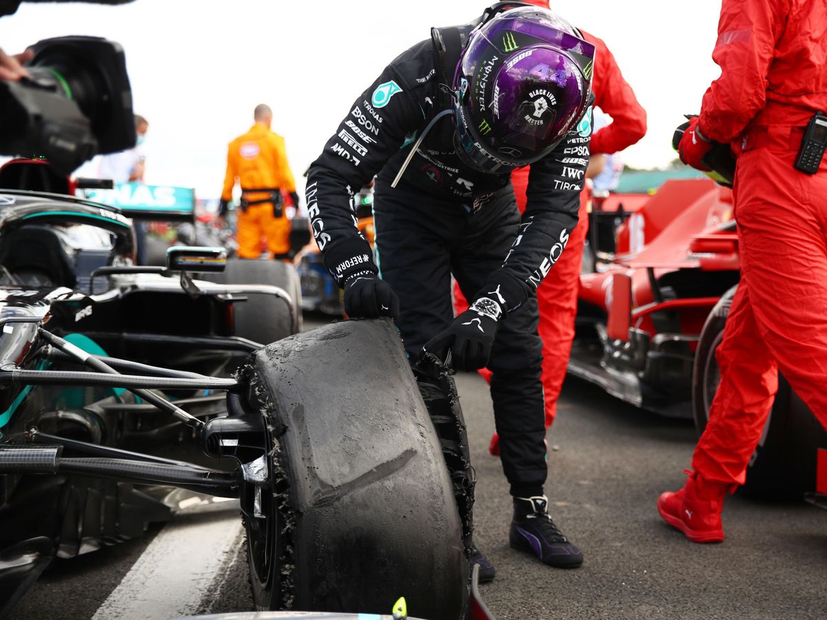 Foto: Así cruzó la línea de meta Lewis Hamilton en Silverstone. (Reuters)