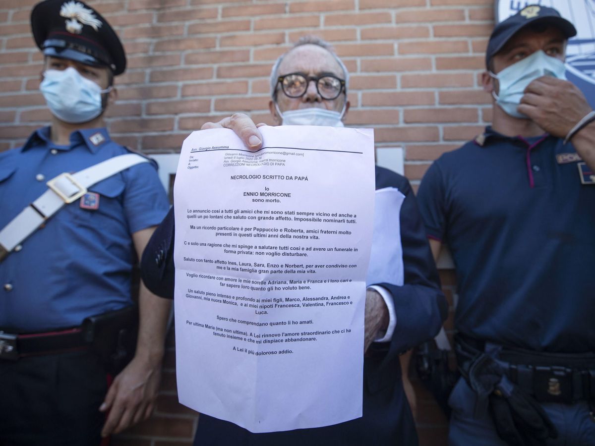 Foto: El abogado Giorgio Assumma muestra la carta de despedida del compositor italiano (EFE)