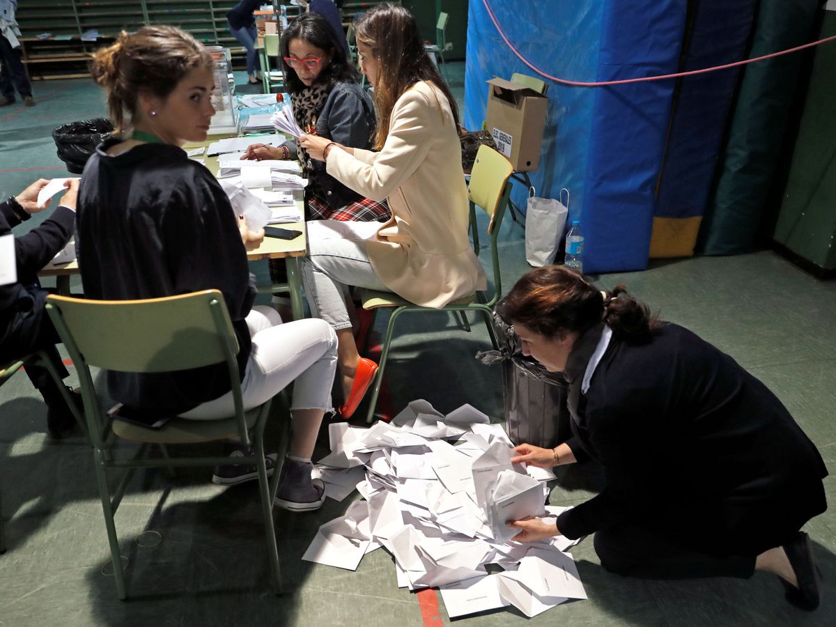 Foto: Recuento de votos en las elecciones generales. (Reuters)