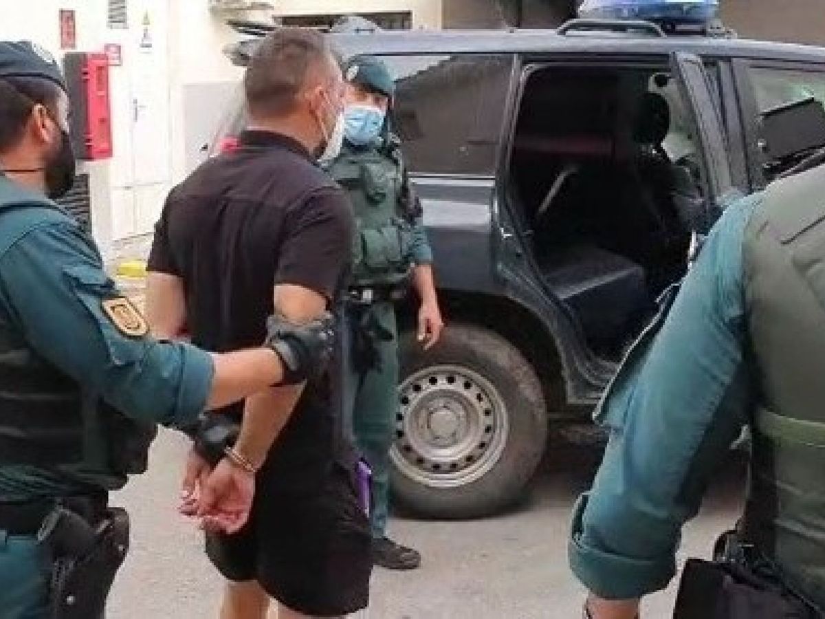 Foto: Agentes de la Guardia Civil trasladan detenido a Antonio Tejón. (EFE/Archivo/I. Laguna)
