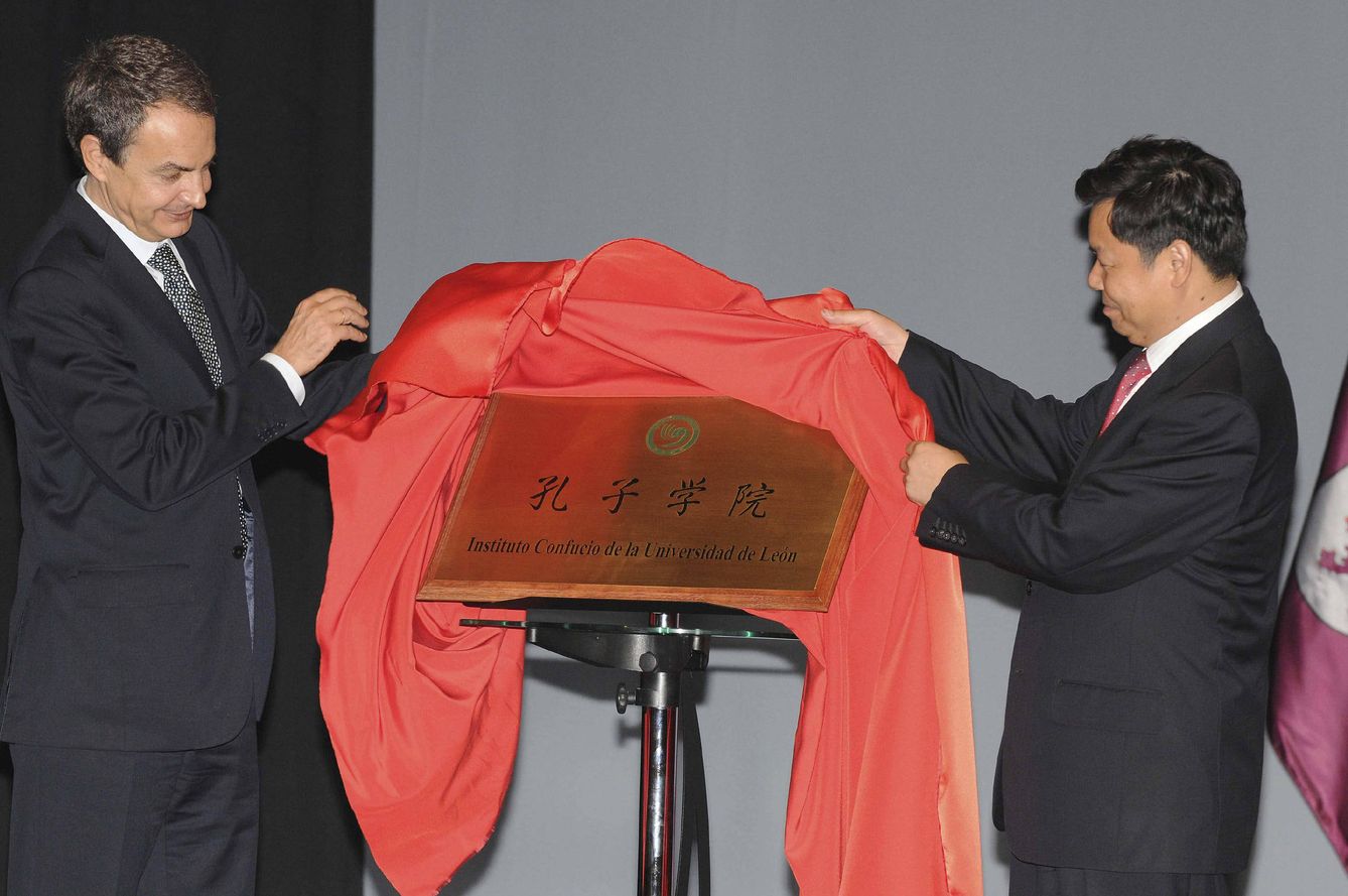 Zapatero, inaugurando un Instituto Confucio en León en 2011. (EFE/J. Casares)