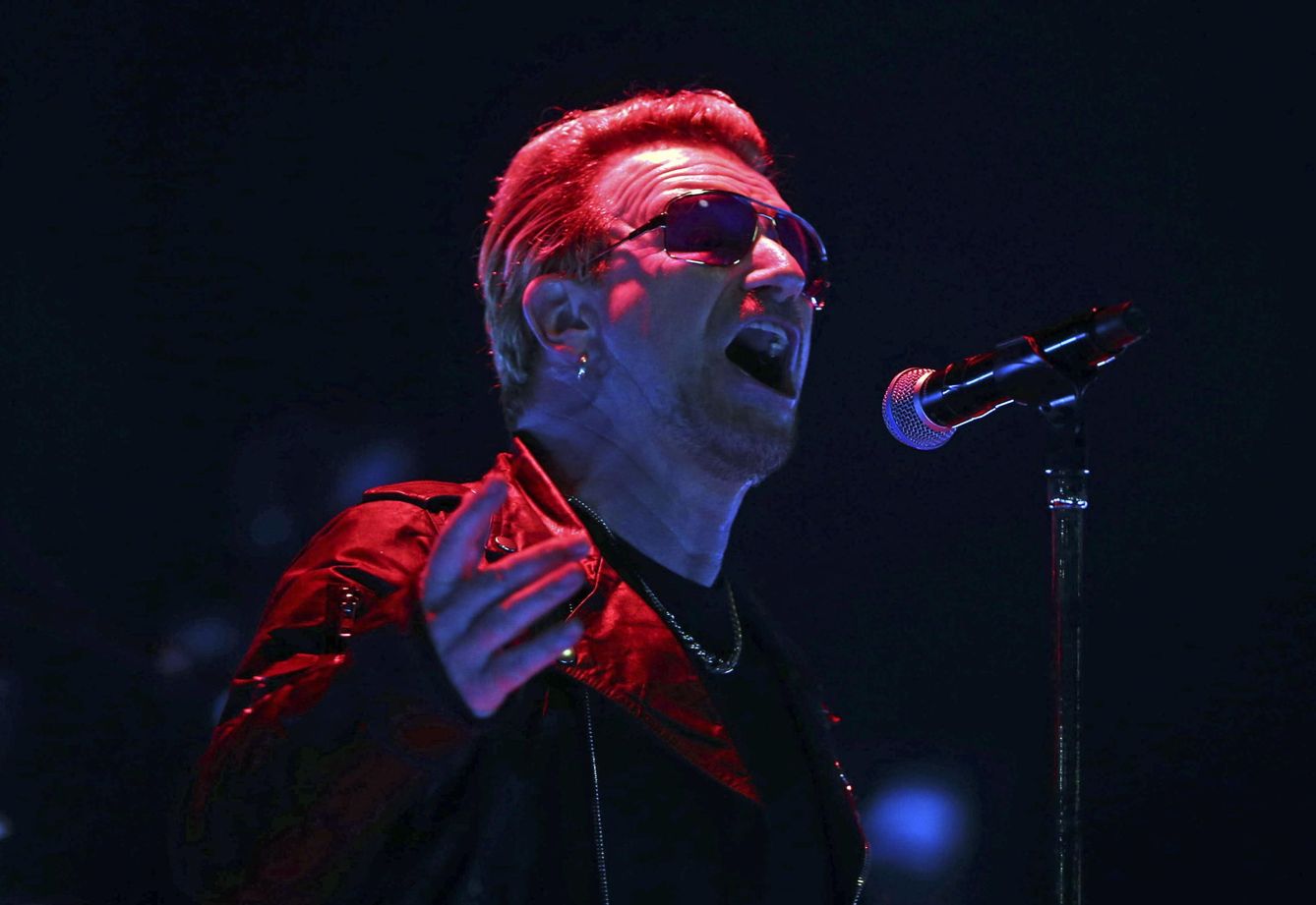 Bono durante el concierto de ayer (Efe)