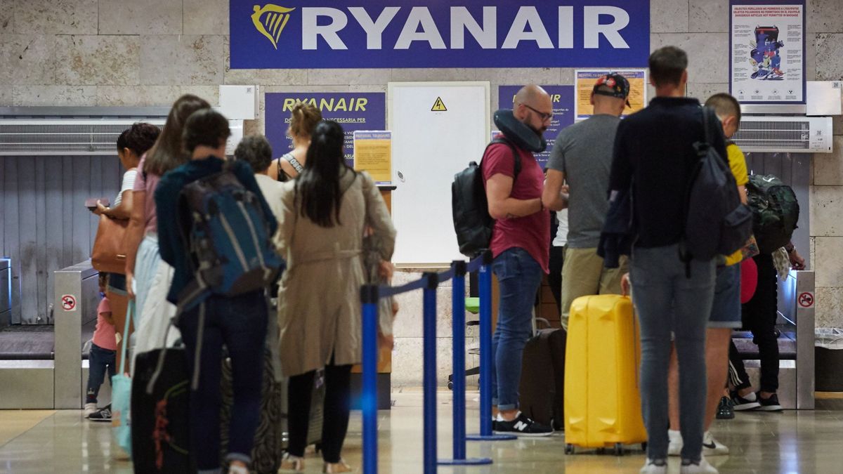 La Justicia prohíbe que Ryanair cobre suplemento por viajar con un bolso y maleta