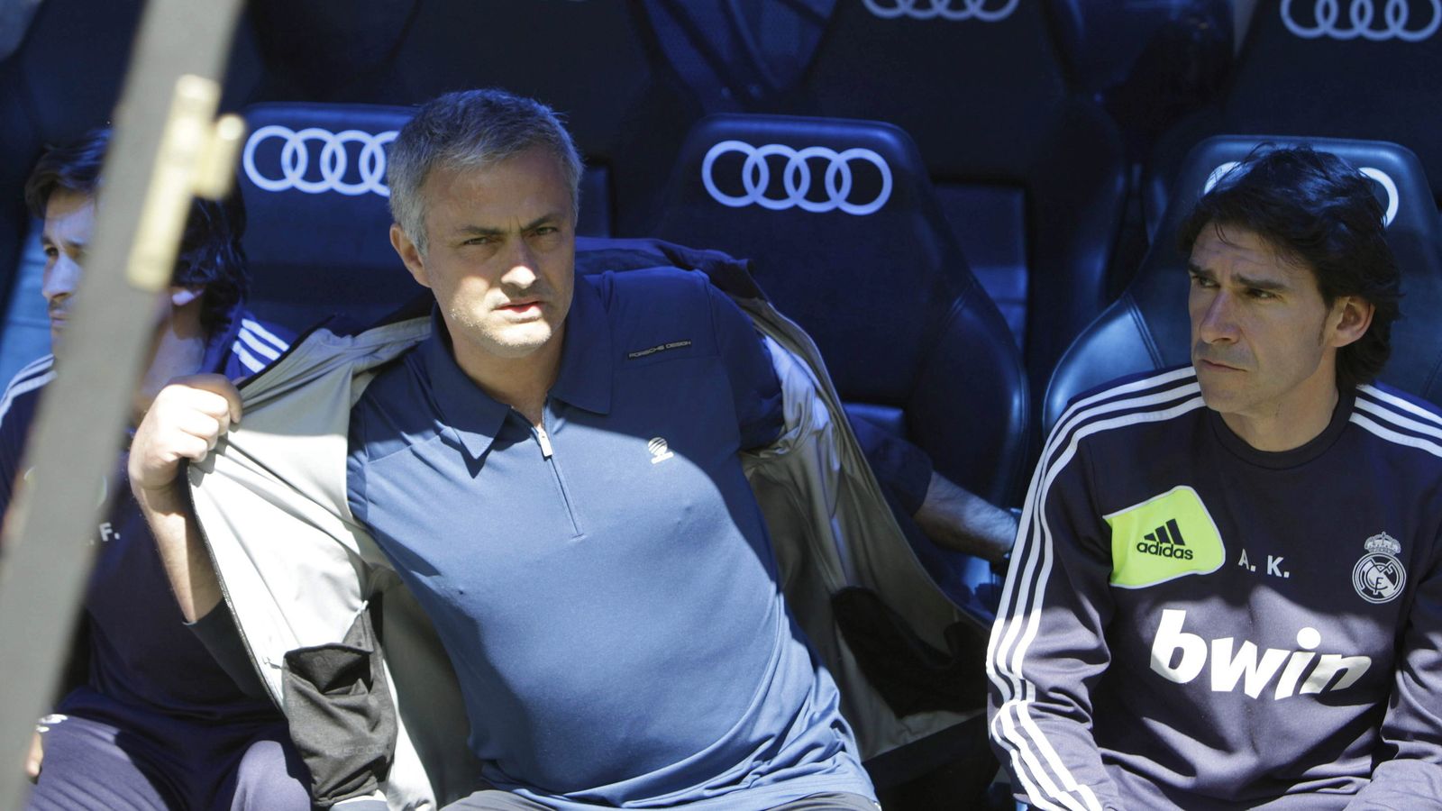 Foto: Karanka, con Mourinho, en el banquillo del Real Madrid. (Efe)