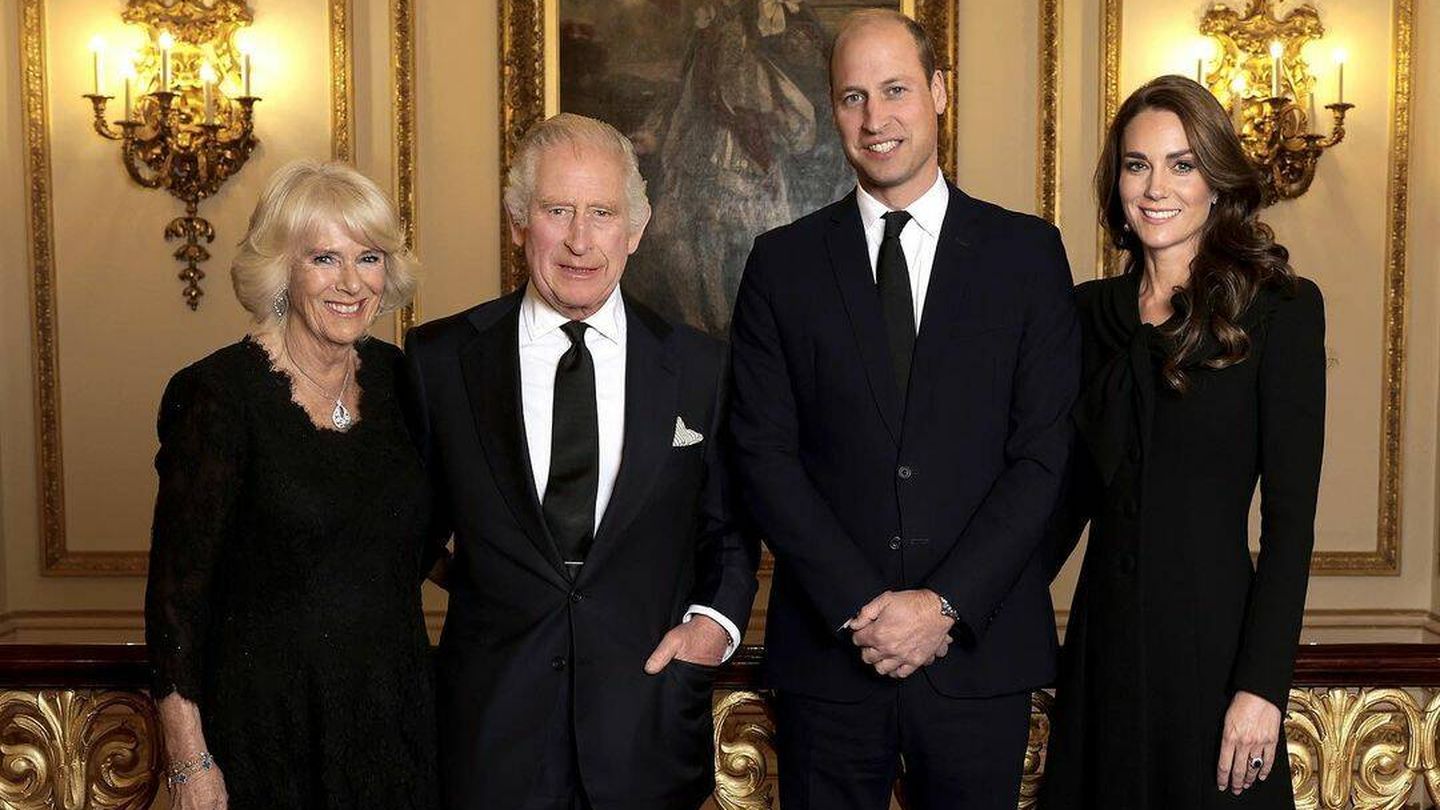 Los monarcas británicos posan con los príncipes de Gales. (Getty)