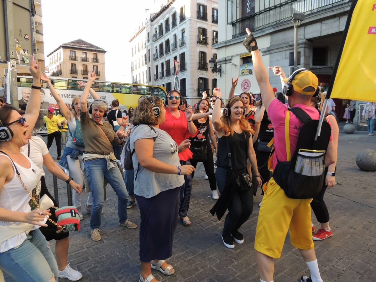 Foto: Varias personas con auriculares inalámbricos por las calles de Madrid. (Bailaloloco)