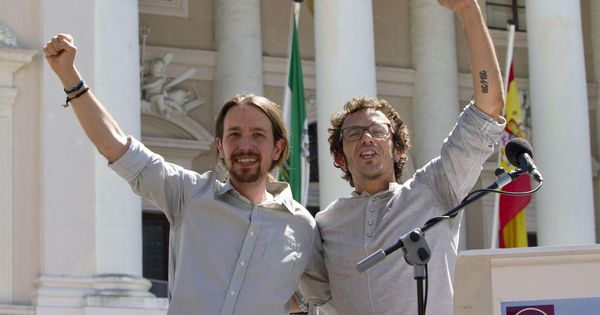 Foto: El líder de Podemos, Pablo Iglesias (i), junto al alcalde de Cádiz, José María González 'Kichi', tras un acto del partido en Cádiz en junio de 2015. (EFE)