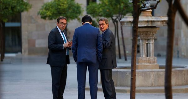 Foto: El expresidente de la Generalitat, Artur Mas, el conseller de Territorio, Josep Rull, con Joan Piqué de espaldas. (EFE)