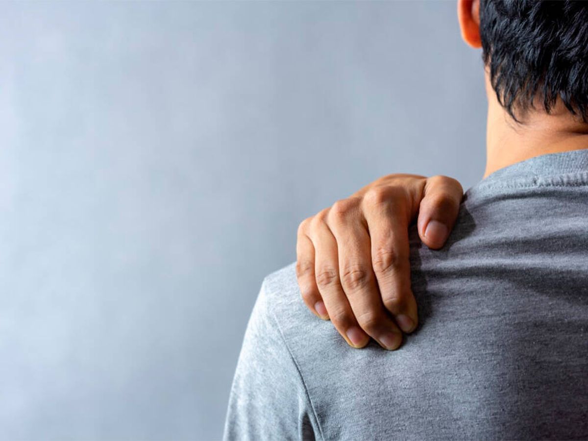Foto: Estos 5 sencillos ejercicios de hombros te ayudarán a prevenir una tendinitis (Pixabay)