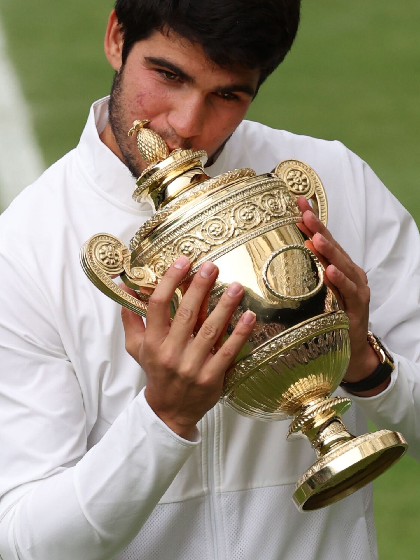 Wimbledon (United Kingdom), 16 07 2023.- Carlos Alcaraz of Spain celebrates with his trophy after winning his Men's Singles final match against Novak Djokovic of Serbia at the Wimbledon Championships, Wimbledon, Britain, 16 July 2023. (Tenis, España, Reino Unido) EFE EPA ISABEL INFANTES EDITORIAL USE ONLY 