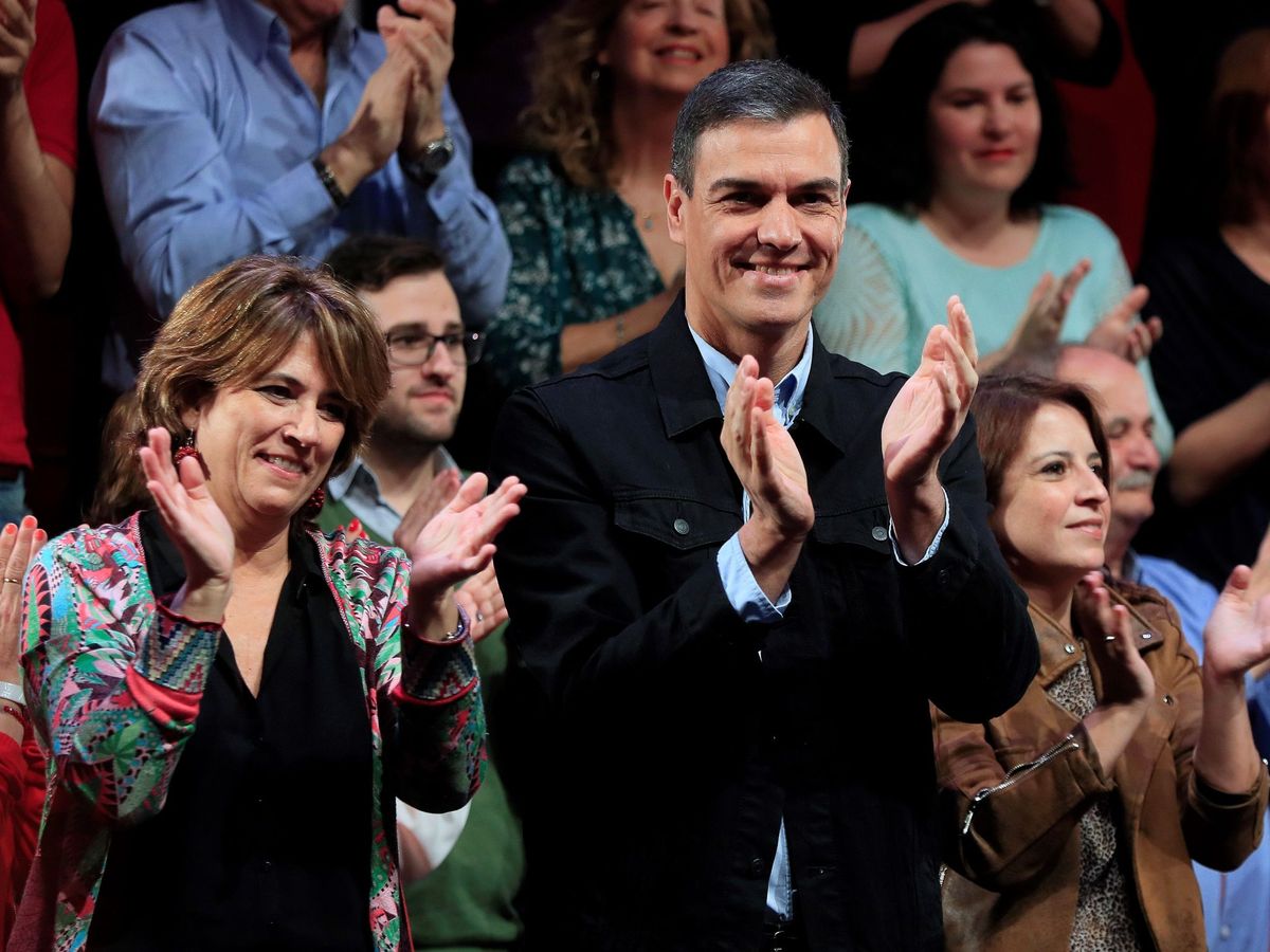 Foto: Dolores Delgado, junto a Pedro Sánchez, en un acto electoral en 2019. (EFE)