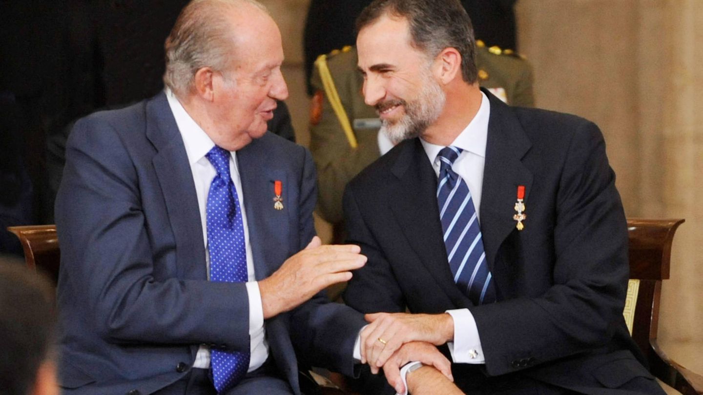 Felipe VI, con su padre, el rey Juan Carlos I. (Getty)