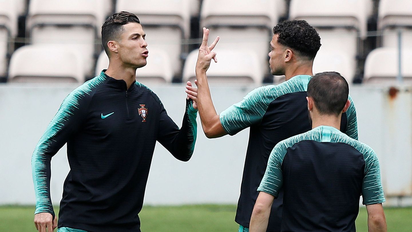 Cristiano Ronaldo y Pepe con la Selección de Portugal. (Efe)