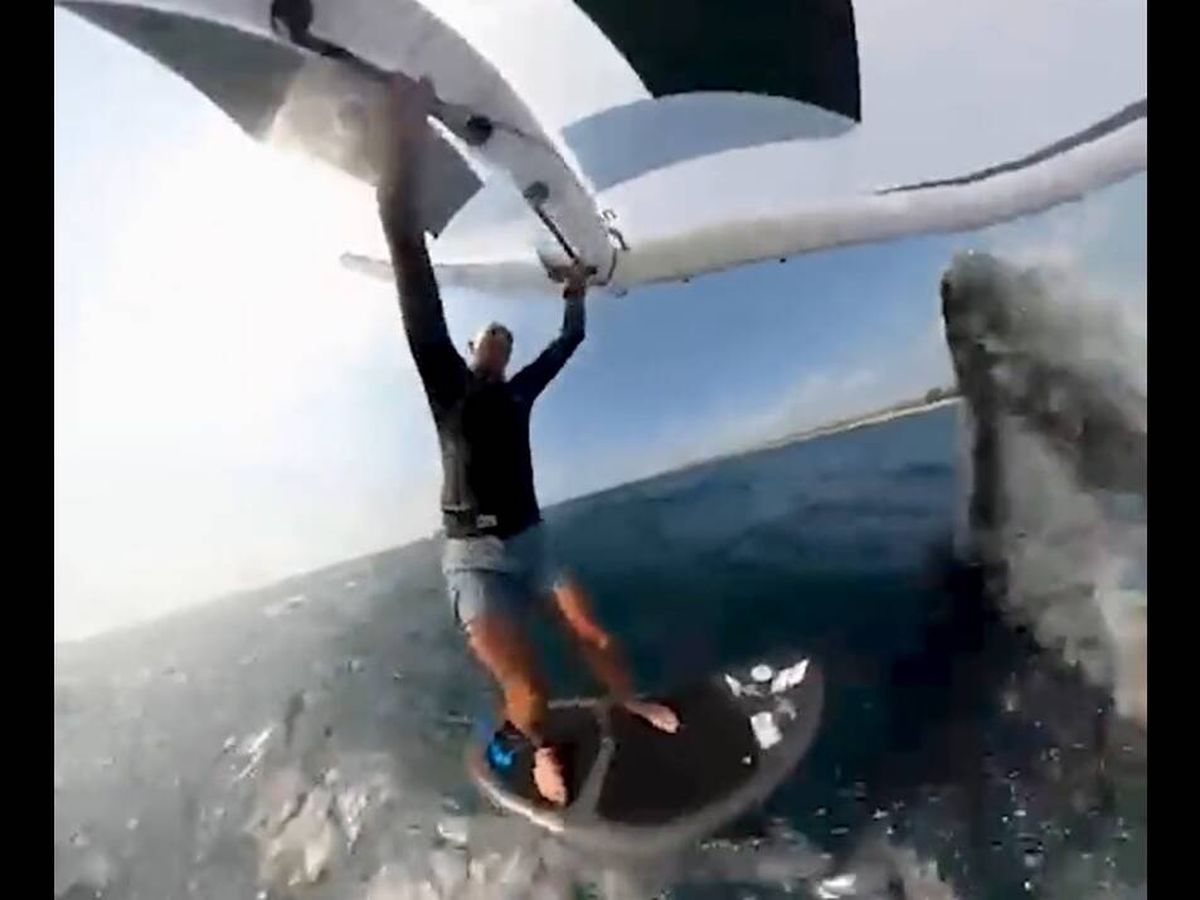 Foto: Hace wind surf y su cámara graba el increíble placaje de una ballena.