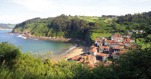 Foto: Tazones, de lejos. De cerca es más bonito aún. (Cortesía Turismo de Asturias)