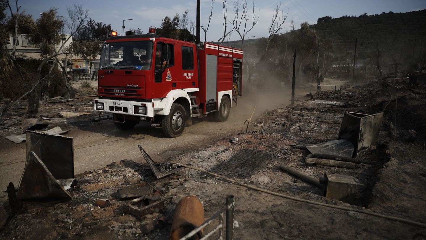 Un camión de bomberos en Moria, después de haber sido arrasado por las llamas. (Reuters)