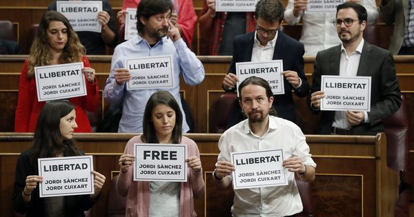 Foto: Los diputados de Unidos Podemos muestran carteles pidiendo la libertad de los responsables de las organizaciones ANC y Òmnium Cultural, Jordi Sànchez y Jordi Cuixart. (EFE)