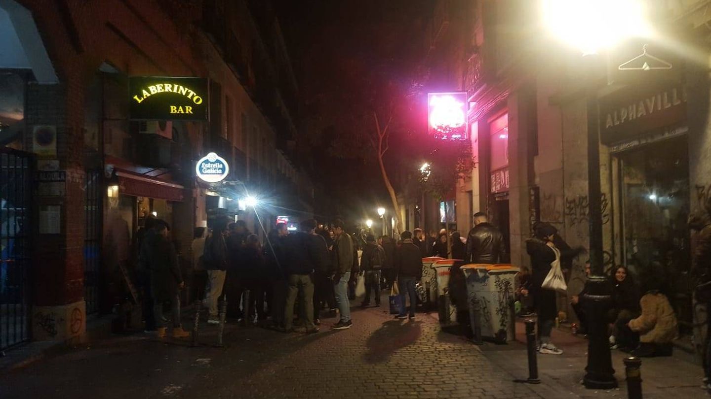 Gente bebiendo en la calle Velarde