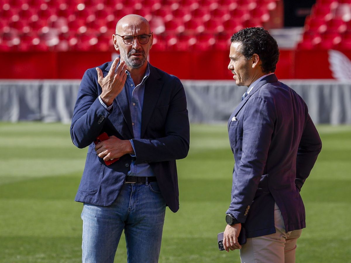 Foto: Monchi charla en el estadio con el vicepresidente del Sevilla, José María del Nido Carrasco. (EFE/Julio Muñoz)