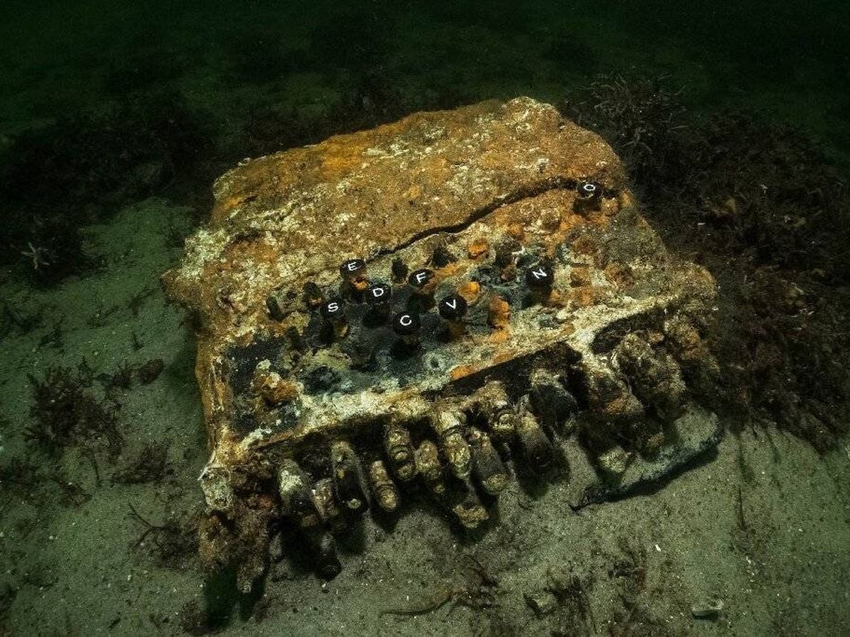 Foto: La máquina Enigma, en el fondo del mar Báltico. (PNAS)
