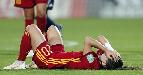Foto: Claudia Pinar se lamenta tras la derrota de España. (EFE) 