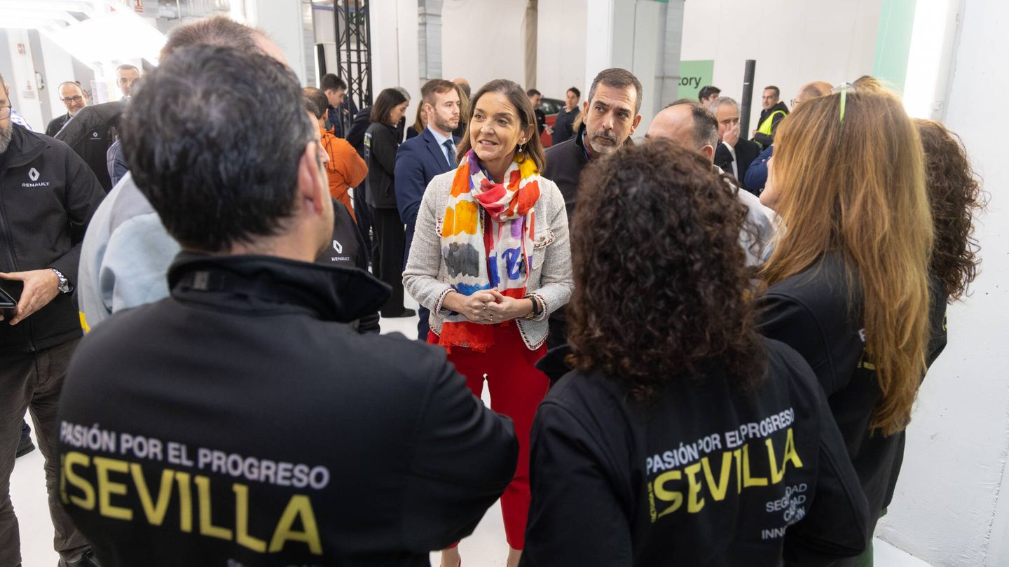 La ministra de Industria, Comercio y Turismo, Reyes Maroto, con trabajadores de Renault.