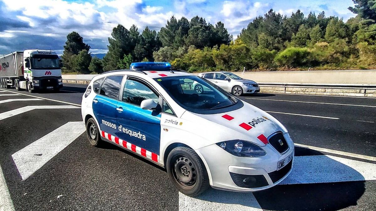 Muere el conductor de un turismo al chocar contra un camión en la A-2 en Lleida