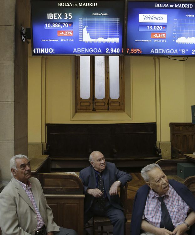Foto: Varios de los 'abuelos' de la Bolsa el día posterior al corralito de Grecia. (EFE)